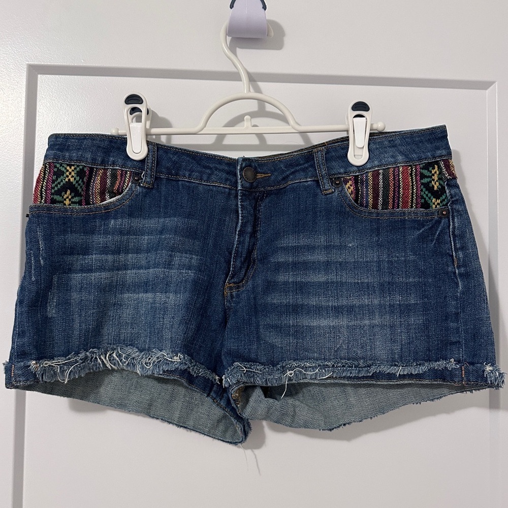 Roots Tribal Embroidered Dark Wash Blue Jean Short Raw Edge Size 29 Women’s - Picture 1 of 10